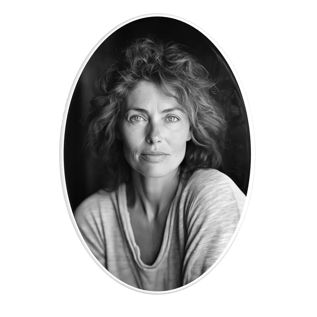 Čiernobiela fotografia na oválnom porceláne